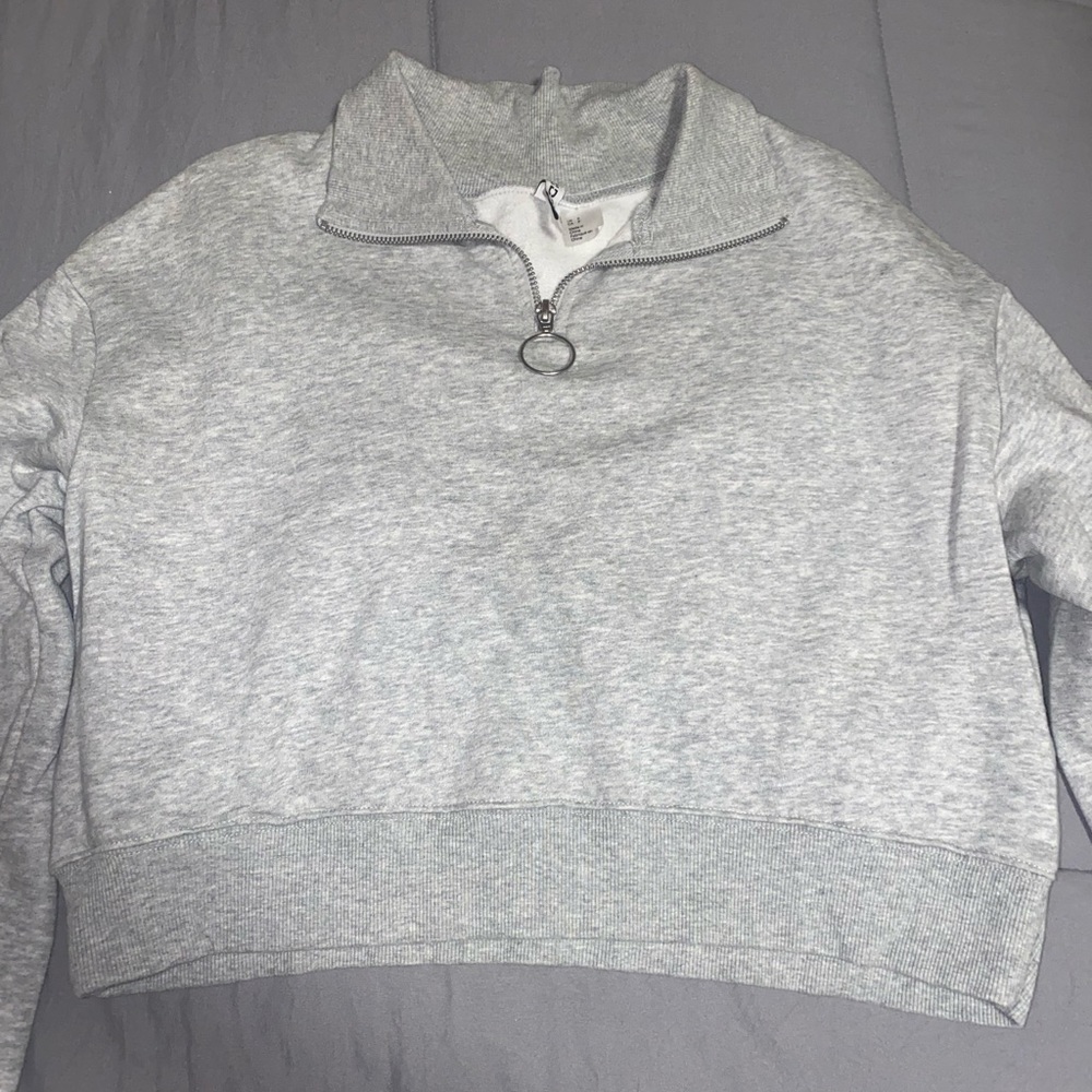 H&M Cropped Grey Sweater